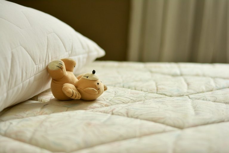 Dáváme matracím nový život. Jak je zbavit skvrn nebo nepříjemného zápachu?