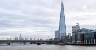Ilustrační pohled přes Temži na skleněnou špičku The Shard nad London Bridge