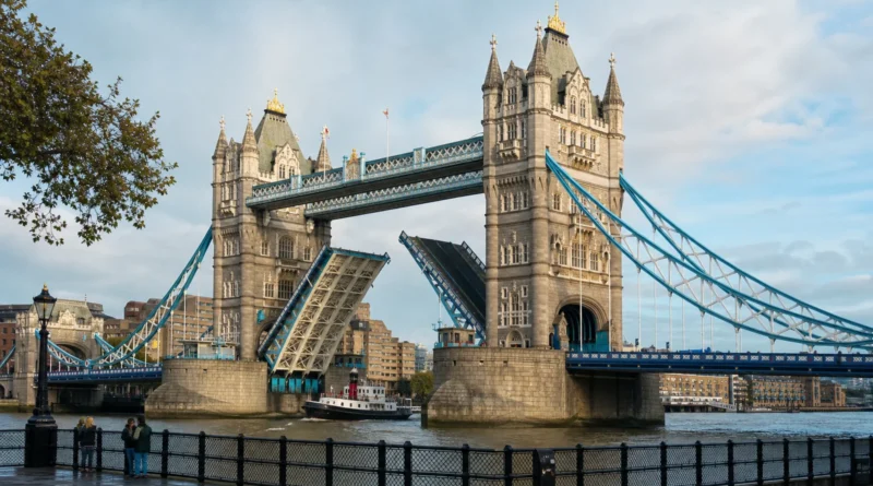 Původní redakční ilustrace otevřeného Tower Bridge nad Temží v Londýně
