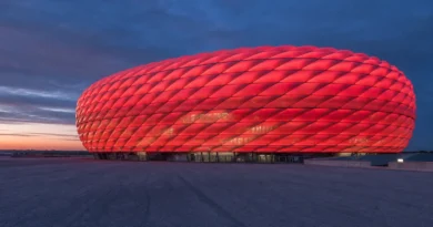 Původní redakční ilustrace osvětleného pláště Allianz Areny v Mnichově