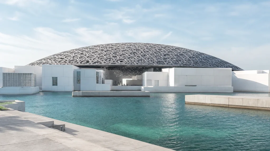Původní redakční ilustrace kopule Louvre Abu Dhabi nad bílými galeriemi