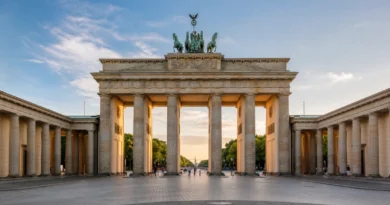 Původní redakční ilustrace Braniborské brány na Pariser Platz v Berlíně