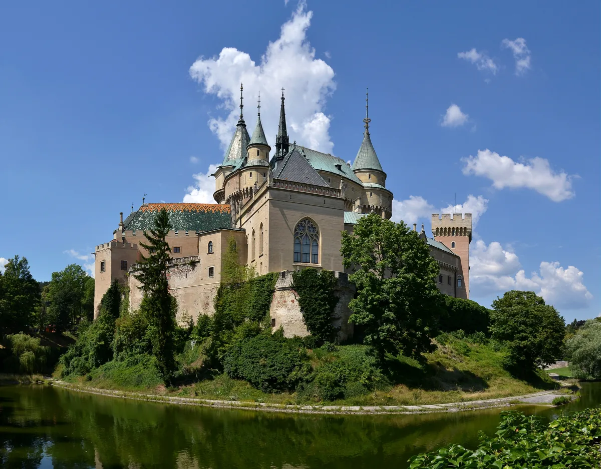 Bojnický zámek – skutečná fotografie z Wikimedia Commons