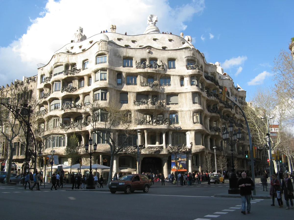 Casa Milà – skutečná fotografie z Wikimedia Commons