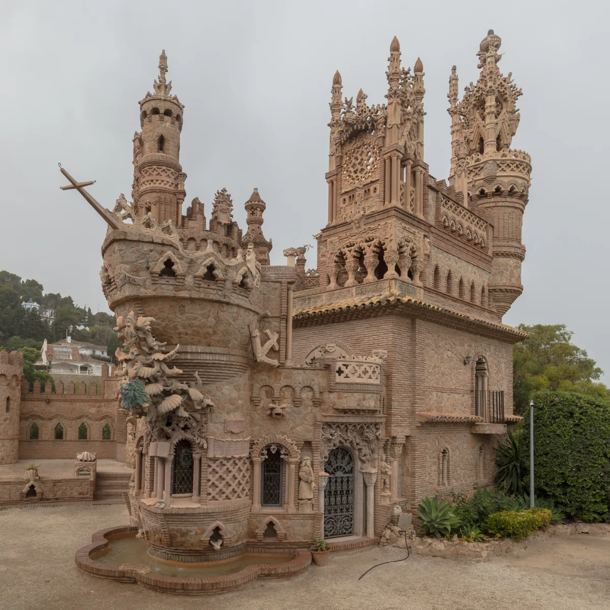 Castillo de Colomares – skutečná fotografie z Wikimedia