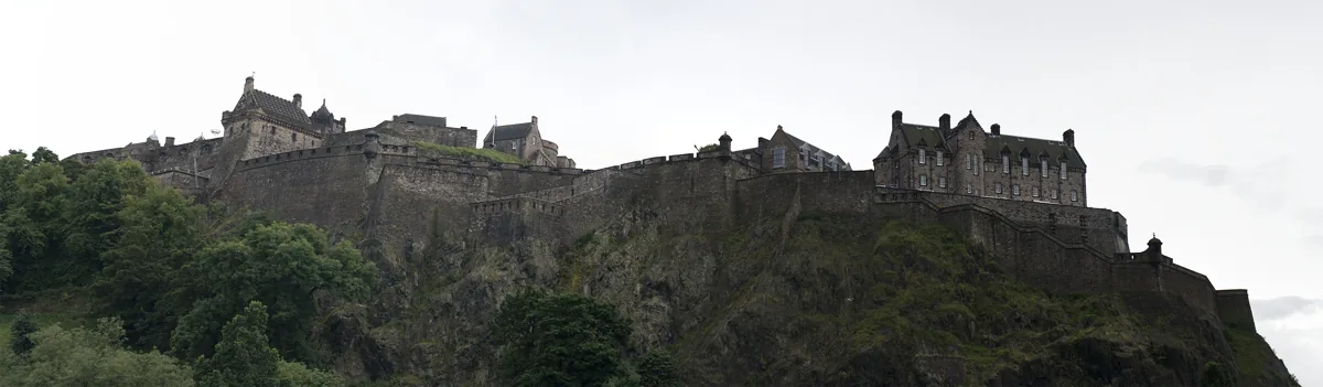Edinburský hrad – skutečná fotografie z Wikimedia Commons