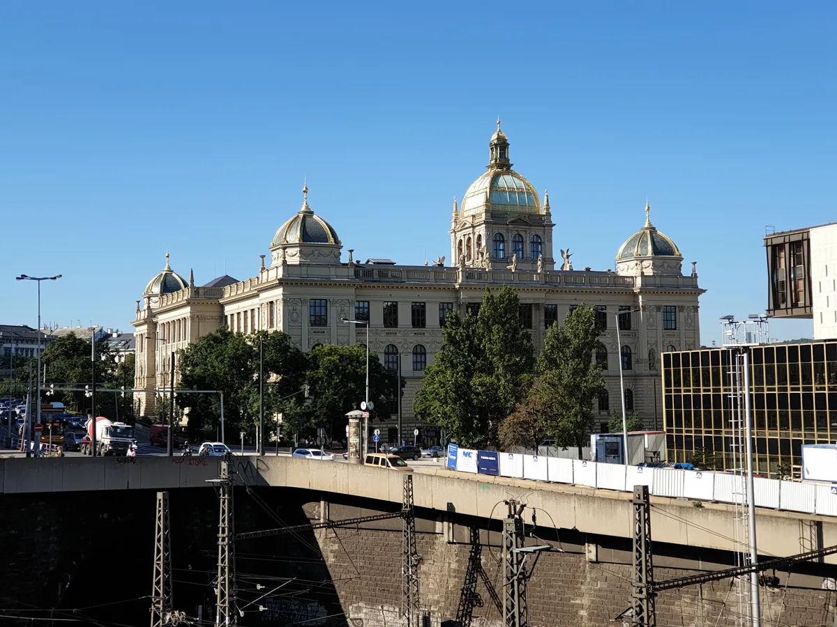 Historická budova Národního muzea – skutečná fotografie z Wikimedia