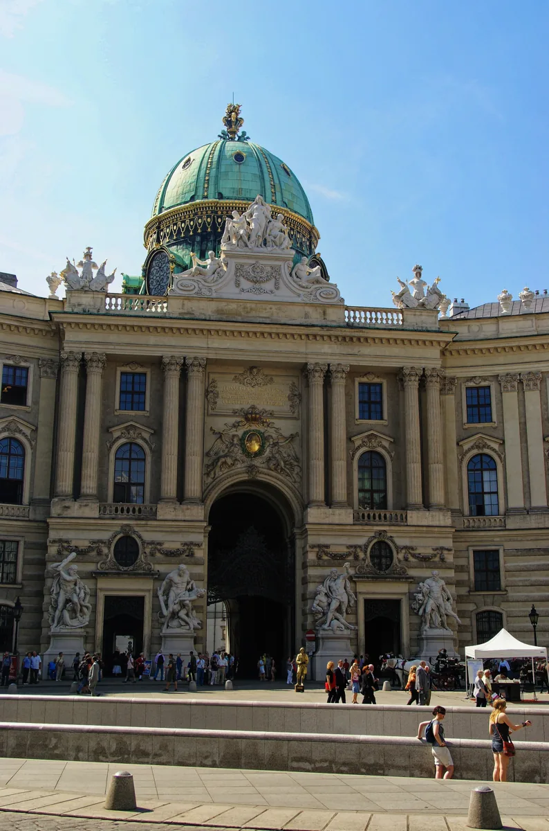Hofburg – skutečná fotografie z Wikimedia Commons