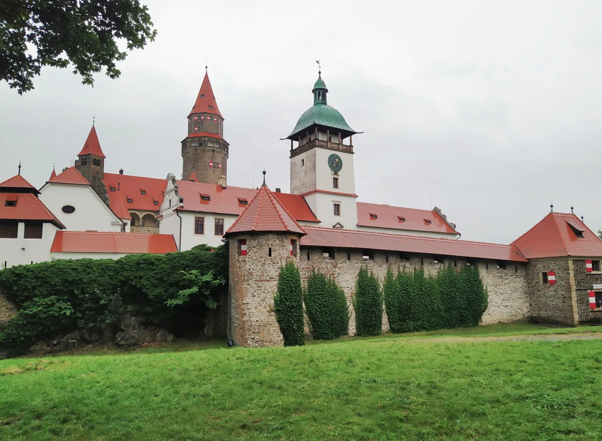 Hrad Bouzov – skutečná fotografie z Wikimedia