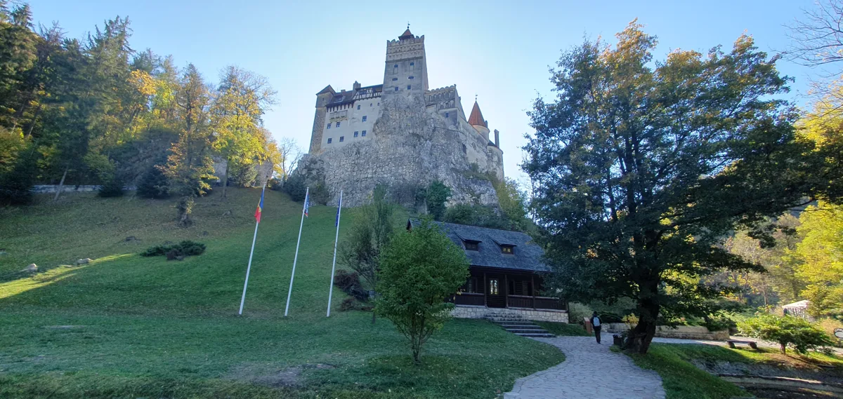 Hrad Bran – skutečná fotografie z Wikimedia Commons
