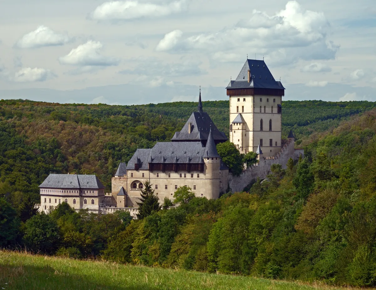 Hrad Karlštejn – skutečná fotografie z Wikimedia Commons