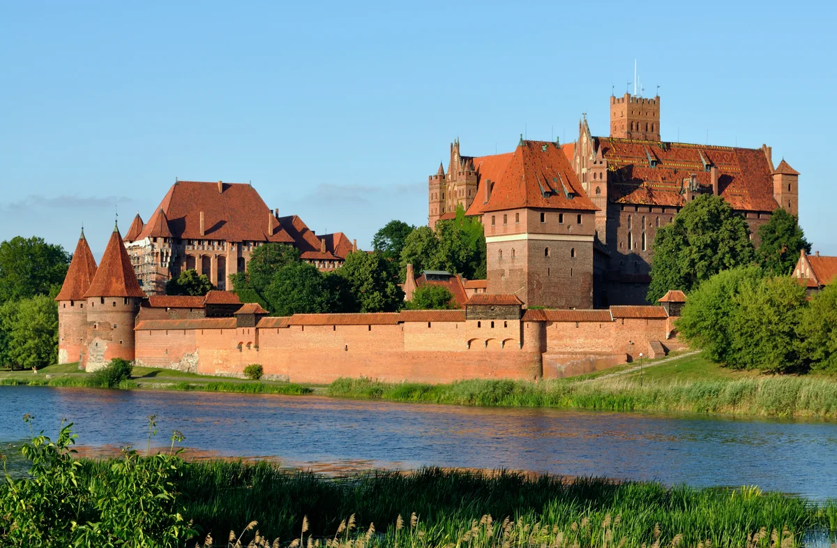 Hrad Malbork – skutečná fotografie z Wikimedia Commons