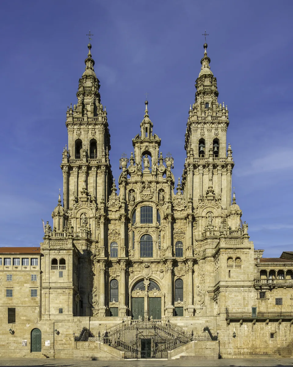 Katedrála v Santiagu de Compostela – skutečná fotografie z Wikimedia Commons