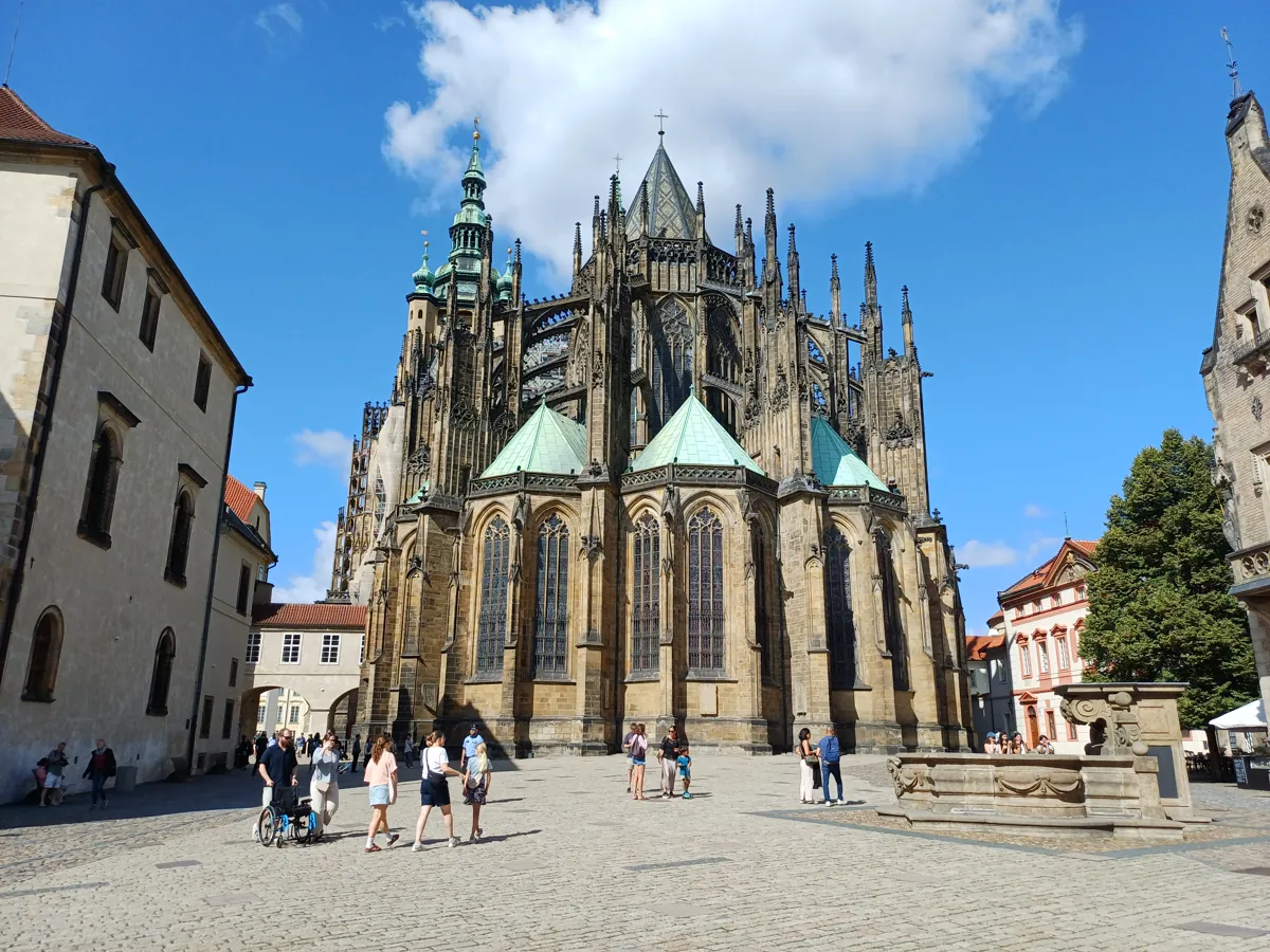 Katedrála sv. Víta – skutečná fotografie z Wikimedia Commons