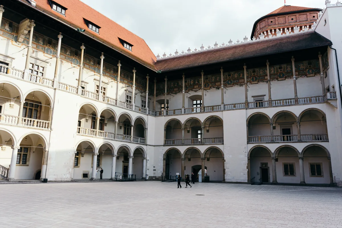 Královský hrad Wawel – skutečná fotografie z Wikimedia Commons