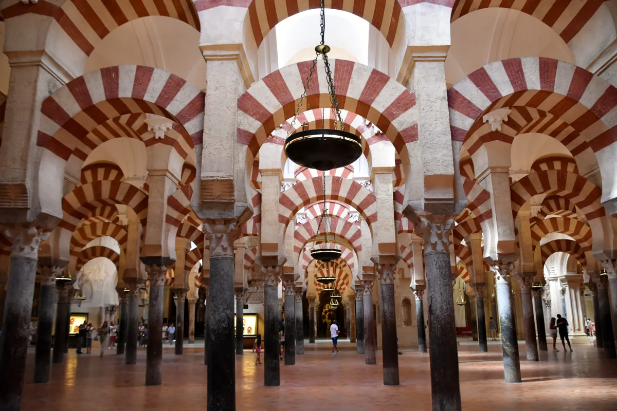Mezquita v Córdobě – skutečná fotografie z Wikimedia Commons