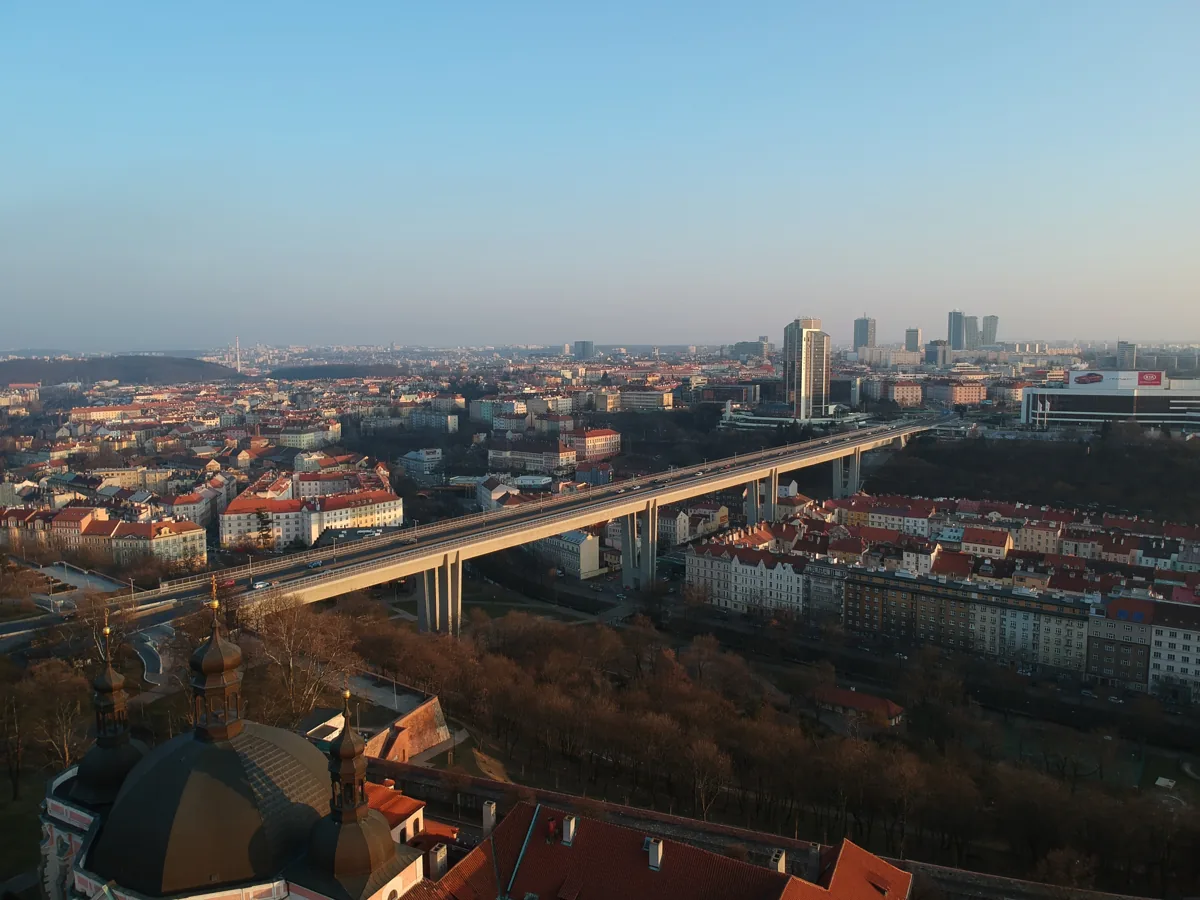 Nuselský most – skutečná fotografie z Wikimedia