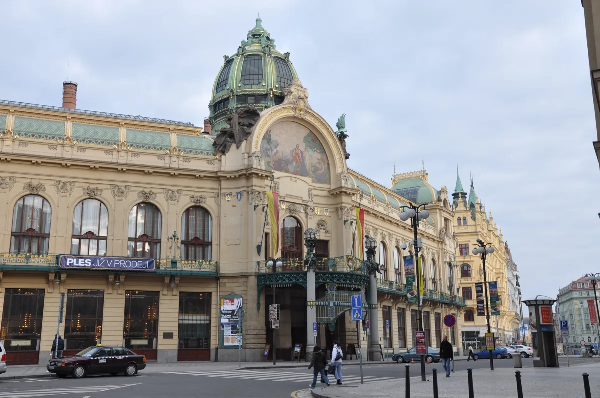 Obecní dům – skutečná fotografie z Wikimedia