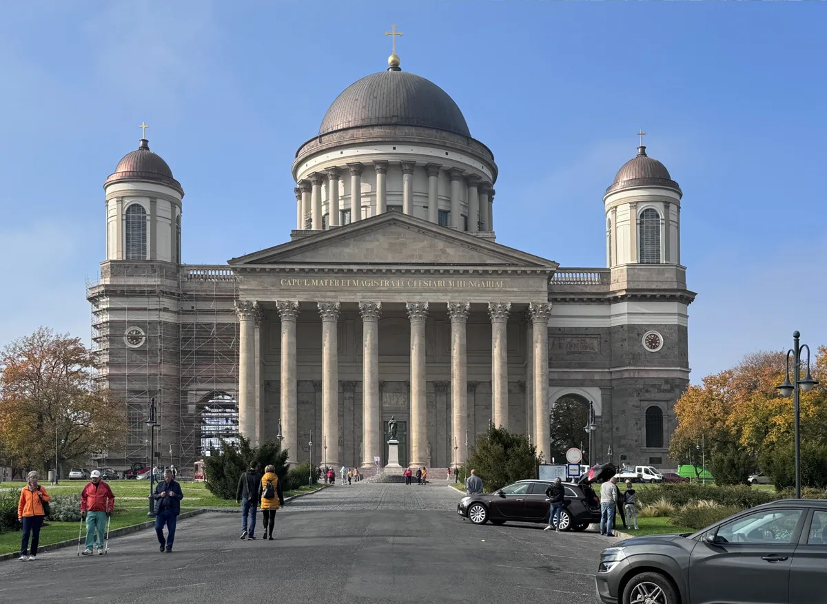 Ostřihomská bazilika – skutečná fotografie z Wikimedia Commons