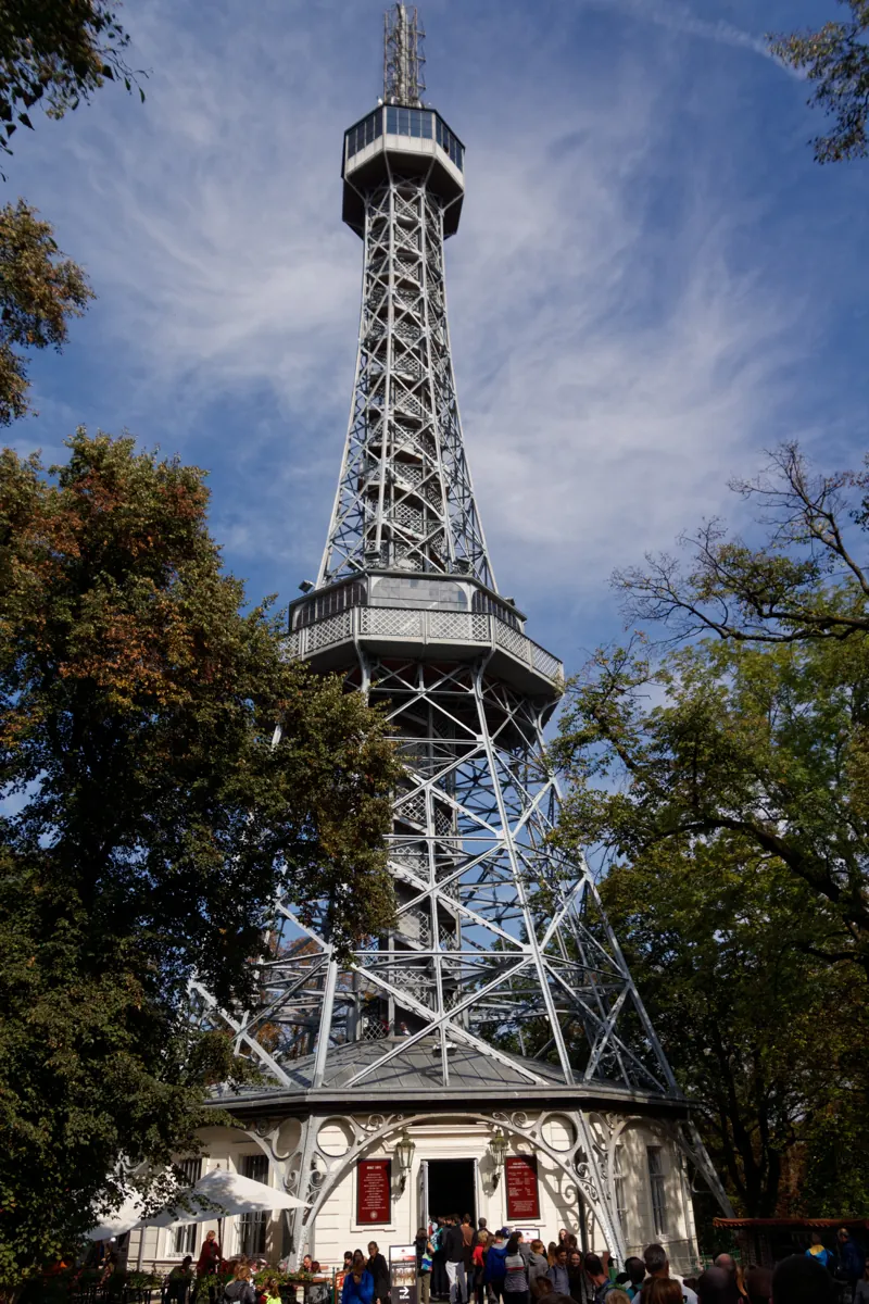 Petřínská rozhledna – skutečná fotografie z Wikimedia