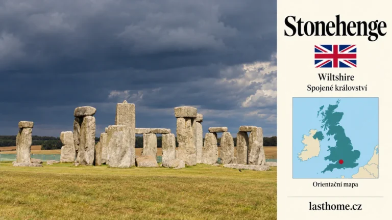 AI grafika podle fotografie: Stonehenge, Wiltshire, s vlajkou a orientační mapou.