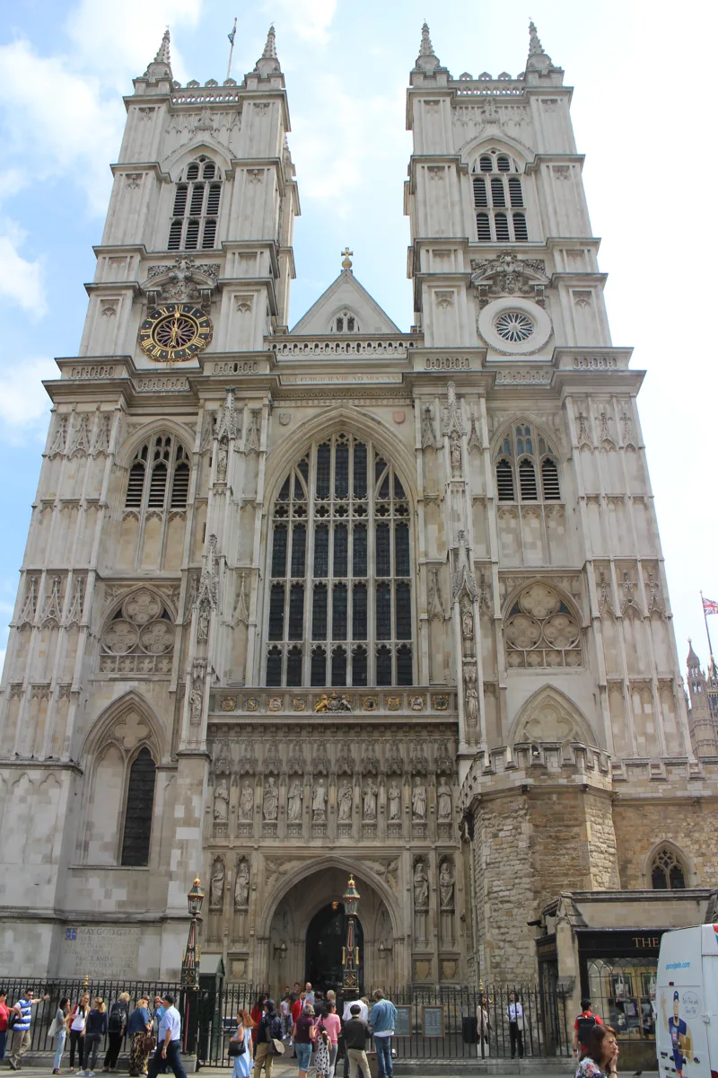 Westminsterské opatství – skutečná fotografie z Wikimedia Commons