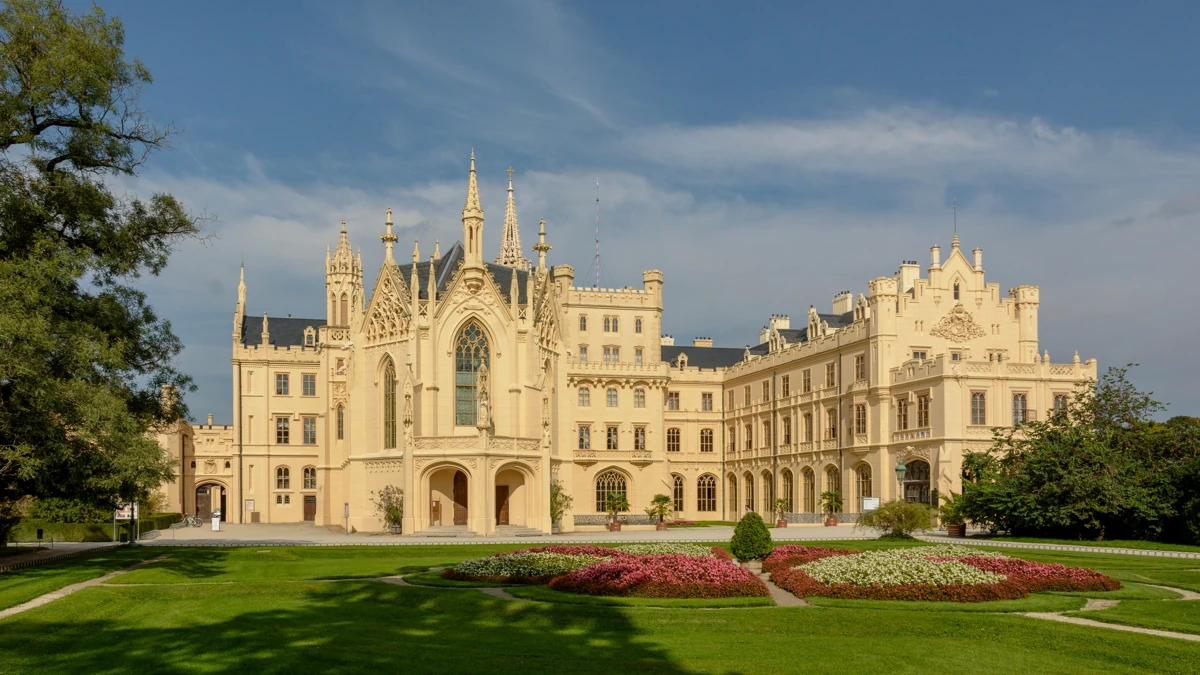 Zámek Lednice – skutečná fotografie z Wikimedia Commons