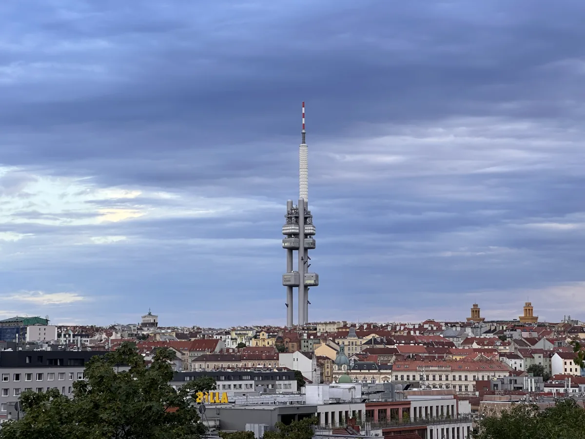 Žižkovská televizní věž – skutečná fotografie z Wikimedia