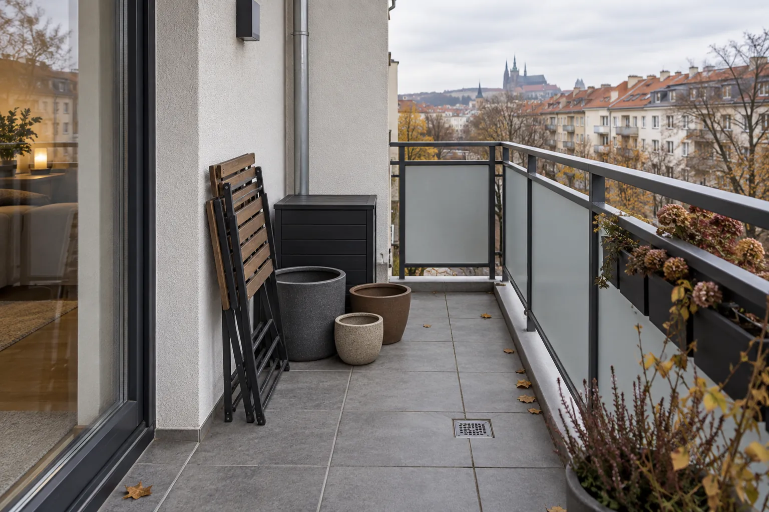 AI ilustrace: Uklizený balkon s prázdnými nádobami a složeným nábytkem před zimou